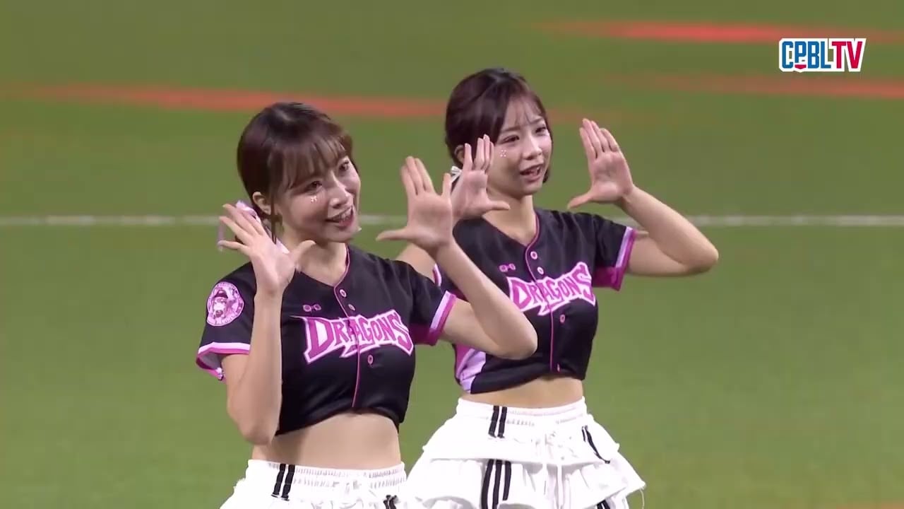 08/29 中信 VS 味全 賽前，由味全啦啦隊Dragon Beauties小龍女，帶來開場舞蹈表演